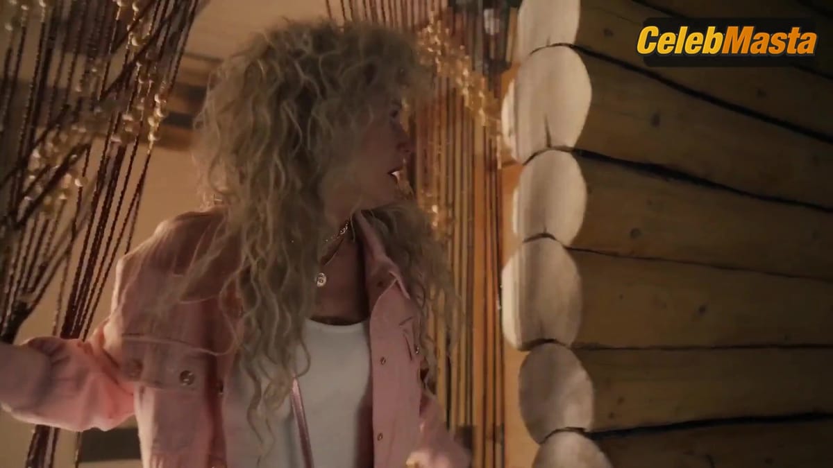 Agrippina Steklova and Kristina Asmus Share a Sexy Scene in Raytsentr