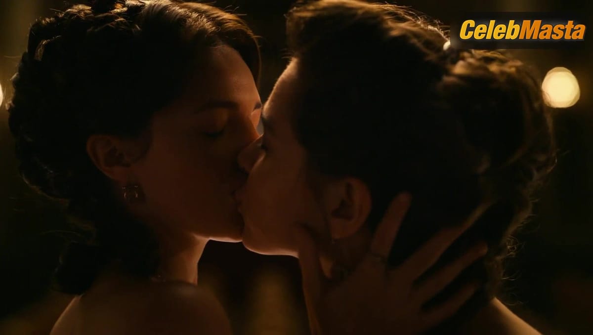 Hailee Steinfeld and Ella Hunt Bare Lesbian Scene in Dickinson