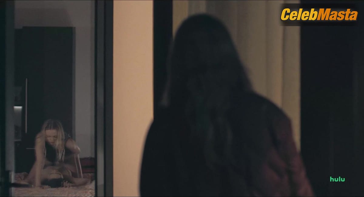 Maika Monroe and Yvette Lu's Lesbian Tits Scene in The Hand That Rocks the Cradle