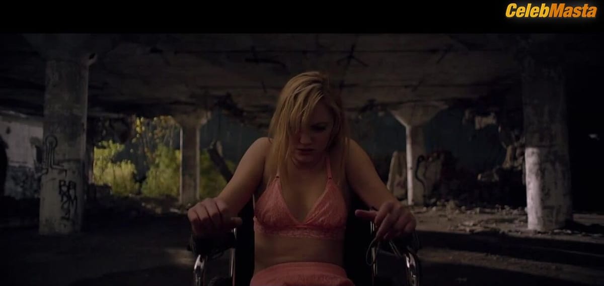 Maika Monroe Ass, Tits Scene from It Follows