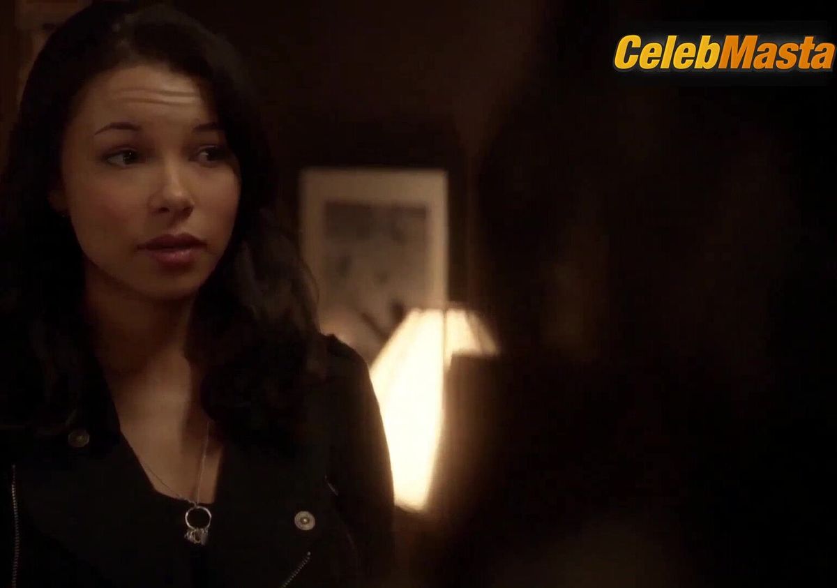 Phoebe Tonkin and Jessica Parker Kennedy's Underwear Scene in The Secret Circle