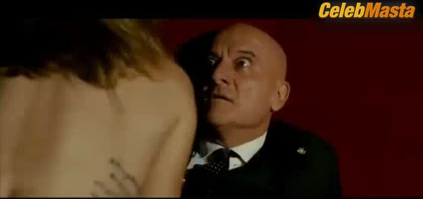 Kasia Smutniak Hot Scene in Benvenuto Presidente!