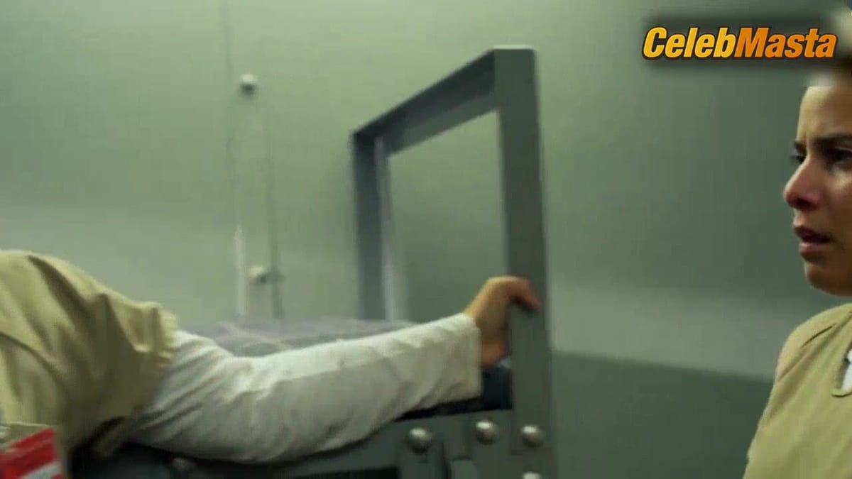 Dascha Polanco and Vicci Martinez Have a Lesbian Scene in Orange Is The New Black