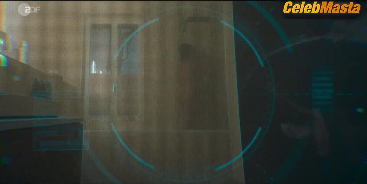 Emily Cox Booty Scene from Unsichtbarer Angreifer