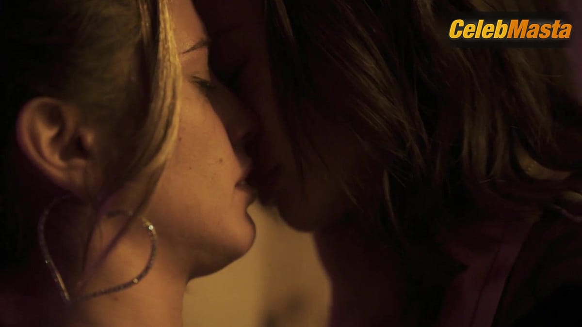 Maria Pedraza, Asia Ortega and Cristina Kovani's Sexy Scene in Urban La Vida Es Nuestra