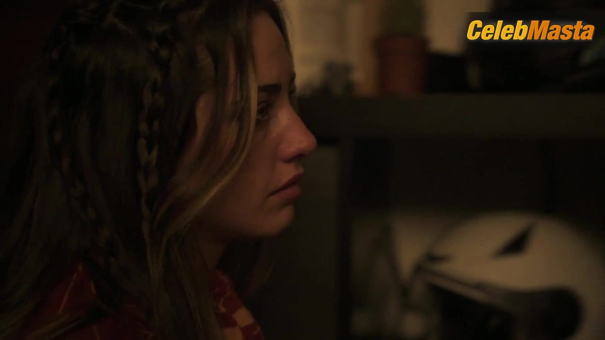 Maria Pedraza, Asia Ortega and Cristina Kovani Bare Sexy Scene in Urban La Vida Es Nuestra
