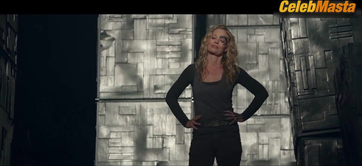 Jeri Ryan's Sexy Scene from Star Trek Picard