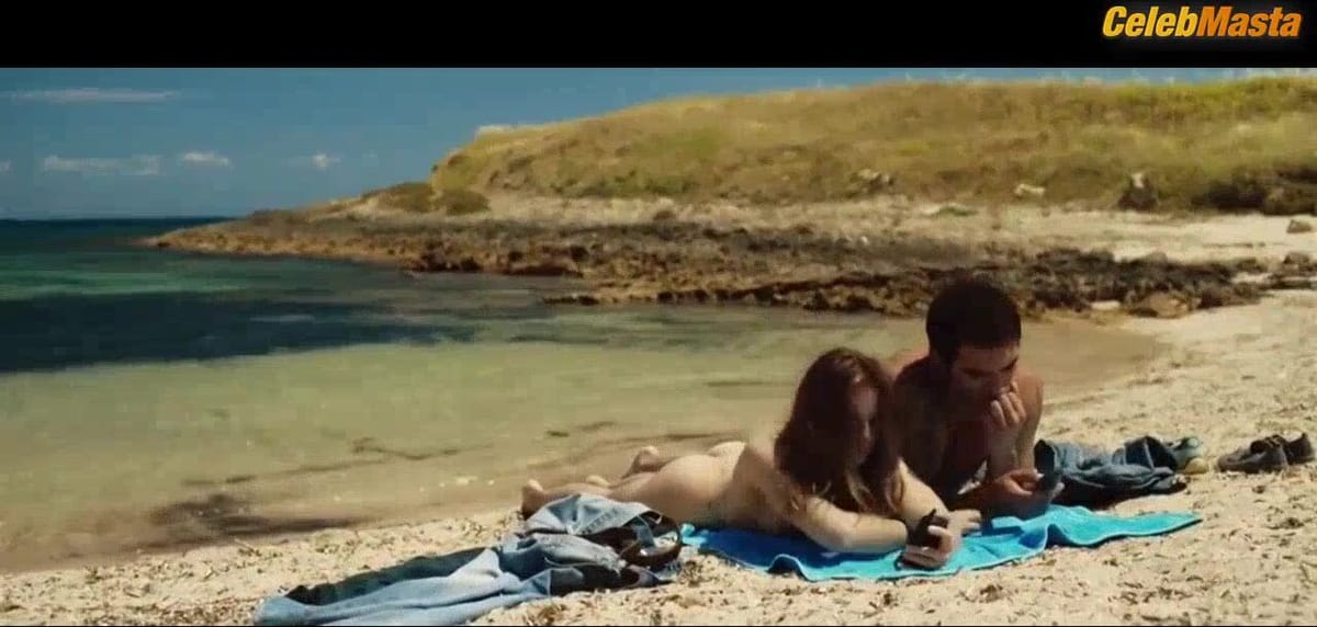 Kasia Smutniak Booty Scene in Fasten Your Seatbelts