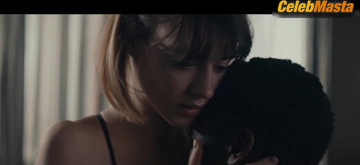 Daisy Edgar-Jones Tits Scene from War Of The Worlds