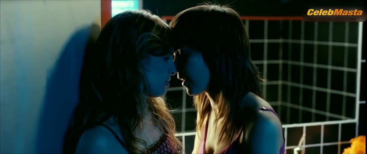 Veronica Sanchez, Pilar Castro and Unknown Lesbian Sex Scene in Los 2 Lados De La Cama