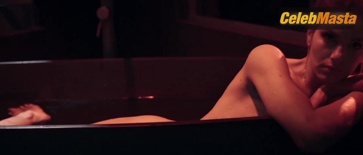 Camila Queiroz Hot Scene in Verdades Secretas