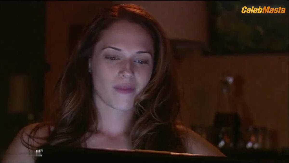 Amanda Righetti Bares Ass, Tits Scene in Wandering Eye