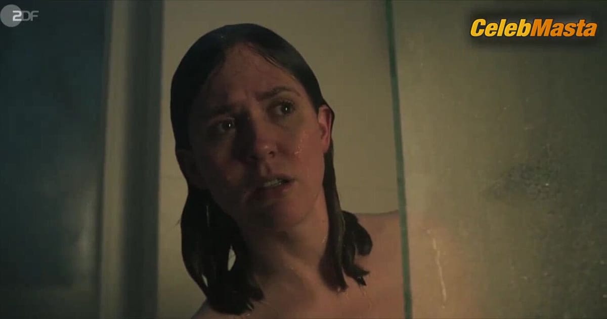 Emily Cox Tits Scene in Unsichtbarer Angreifer