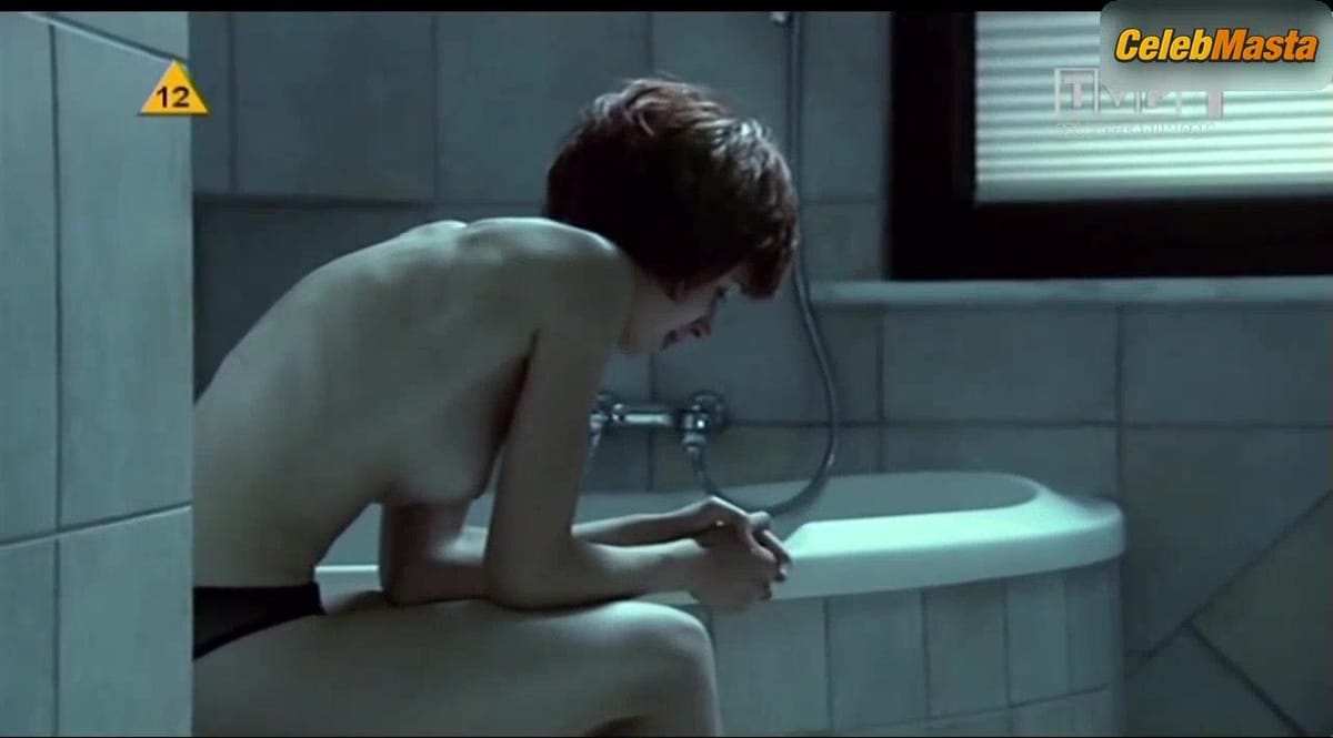 Agnieszka Grochowska Boobs, Underwear Scene in Zaginiona