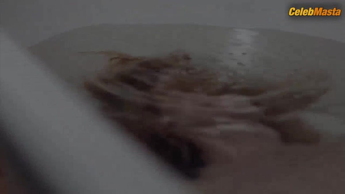 Catherine Brunet and Laurence Leboeuf's Lesbian, Booty Scene in Marche A L'ombre