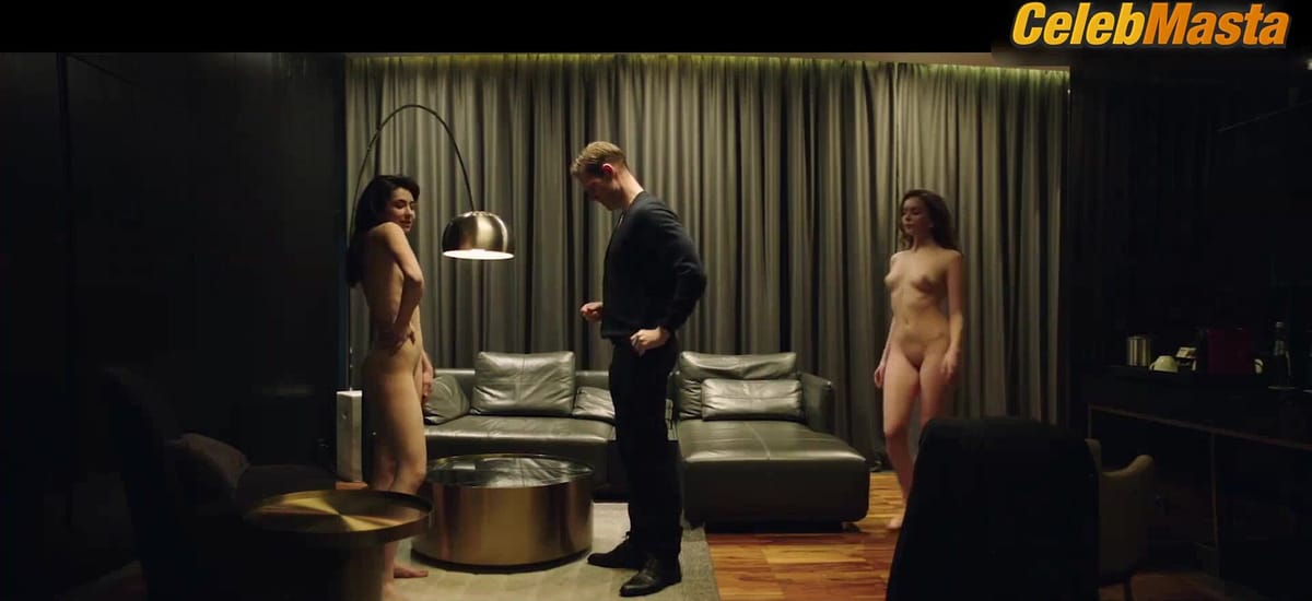 Mariya Yakimenko and Angelina Zagrebina's Ass, Tits Scene in Pochemu ty?