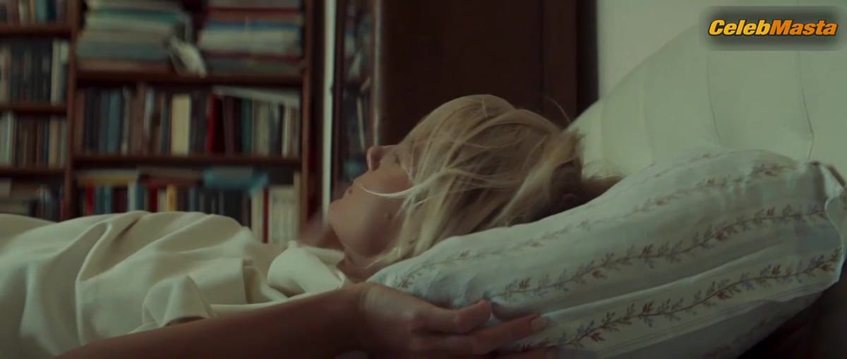 Linda Lapinsh Sexy Scene from Chuzhie Dengi