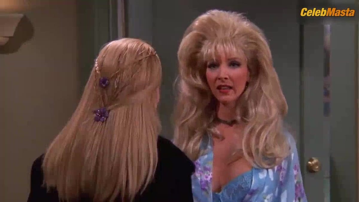 Lisa Kudrow Shows Boobs in Friends Scene