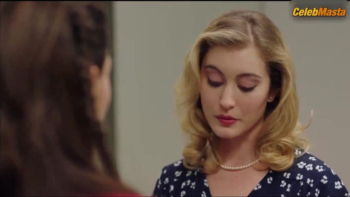 Melia Kreiling and Olivia Macklin's Lesbian Scene in Filthy Rich