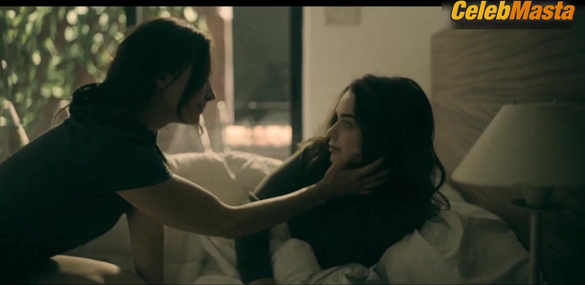 Macarena Garcia and Julia Urbini's Lesbian Sex Scene in Mujeres Asesinas