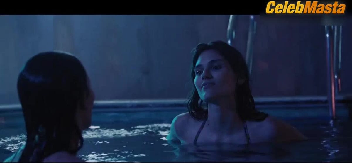 Sol Charo Martinez, Agostina Bettinelli and Carolina Ardohain's Lesbian, Swimsuit Scene in Desire
