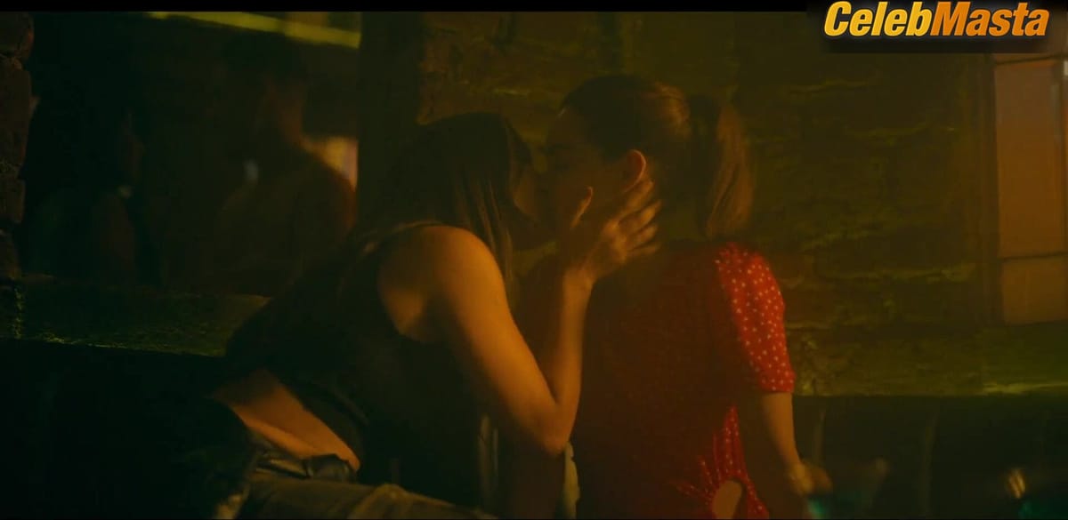 Macarena Garcia and Julia Urbini Lesbian Sex Scene from Mujeres Asesinas