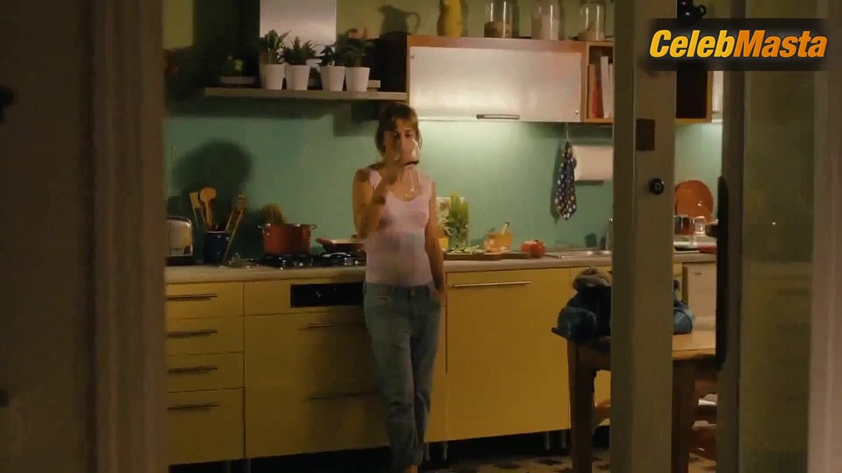 Marta Etura's Boobs Scene in Sexo facil, peliculas tristes