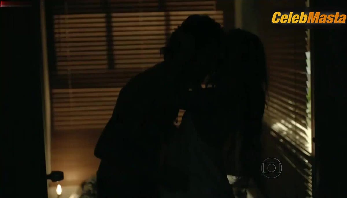 Isis Valverde Shows Off Sexy Scene in Avenida Brasil