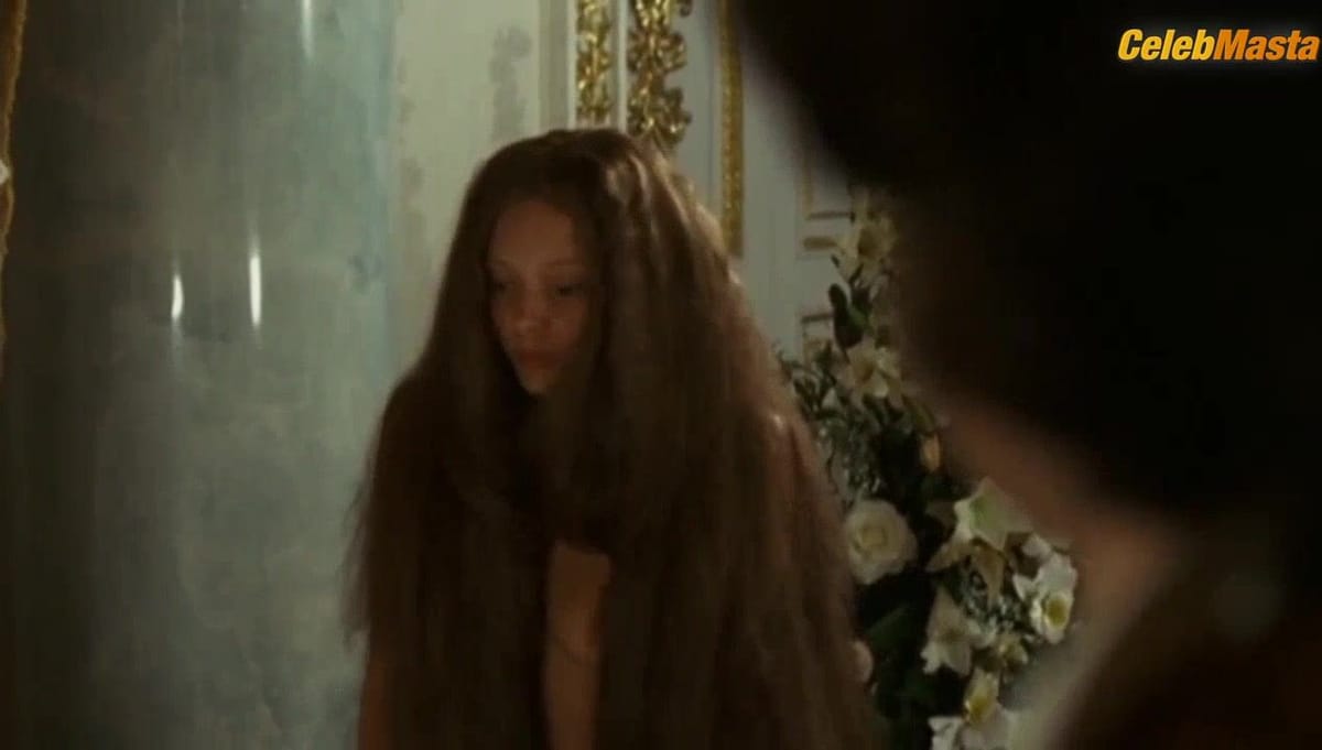 Lizzie Brochere Tits Scene in Sissi, l'imperatrice rebelle