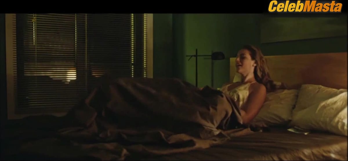 Paolla Oliveira Sexy Scene from Alguem Como Eu
