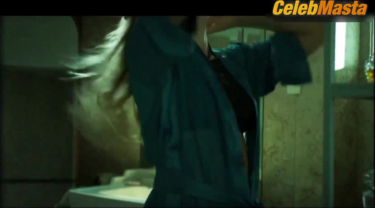 Paolla Oliveira Sexy Scene from Assedio