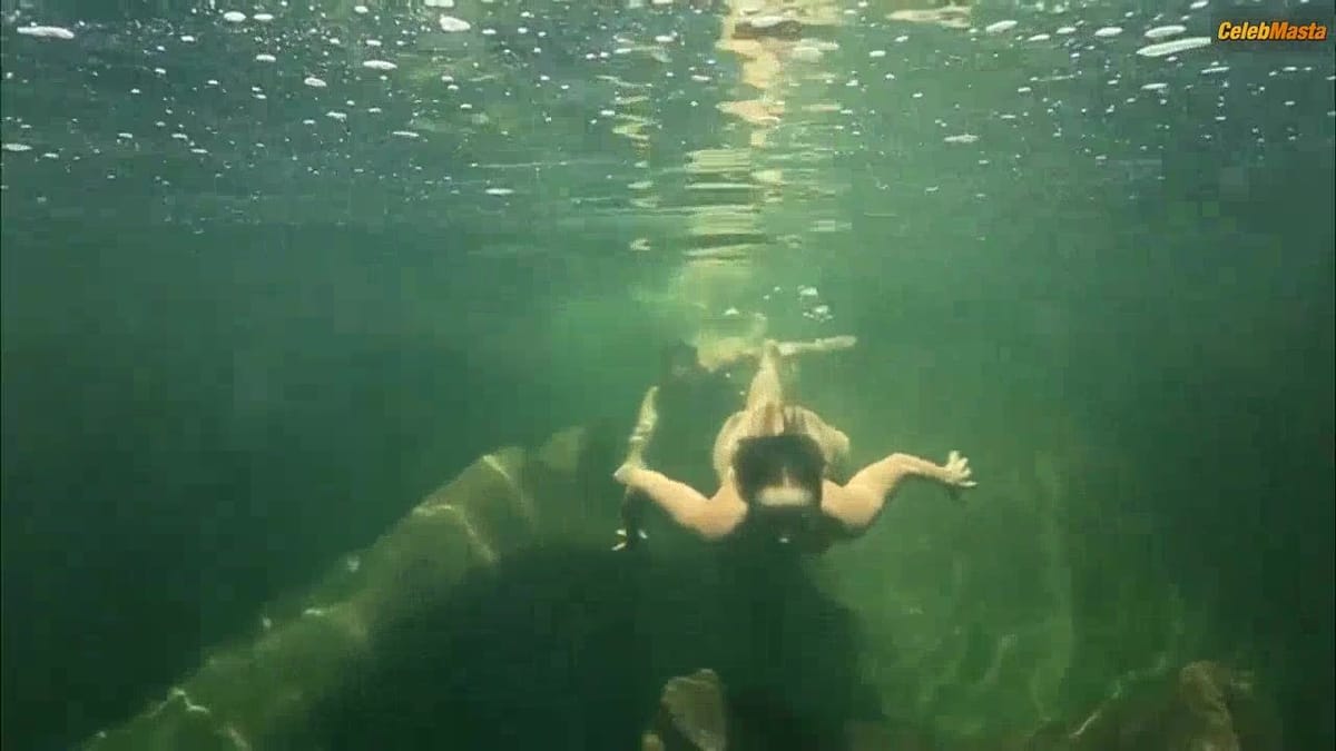 Paolla Oliveira Lesbian Scene from Felizes Para Sempre?