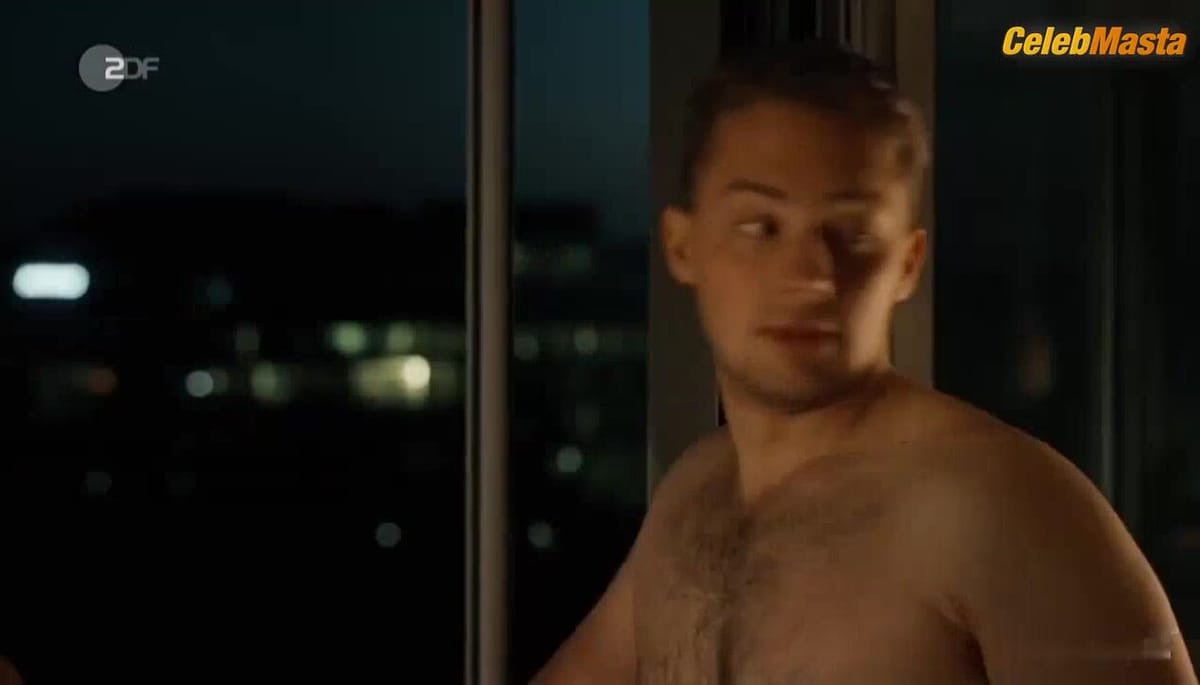 Cosima Henman's Booty and Boobs Scene in Extraklasse 2+
