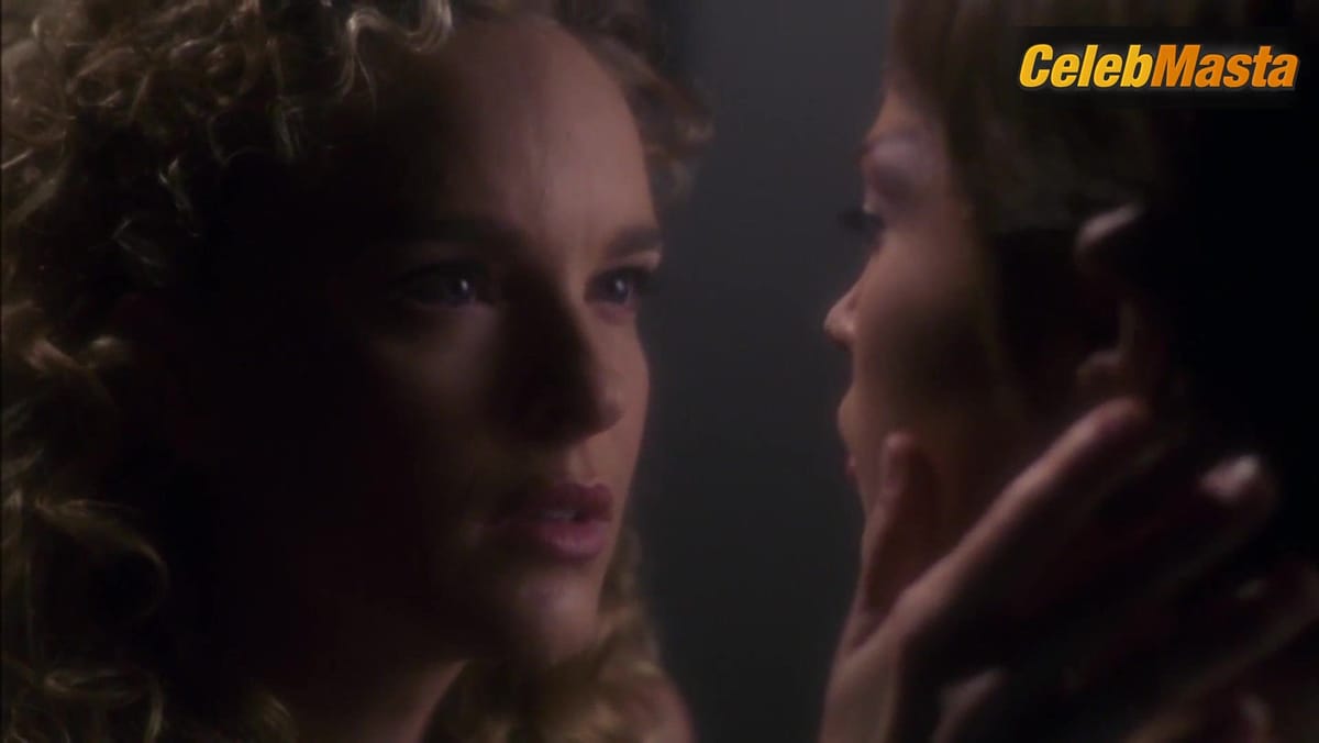 Nikita Ager and Jolene Blalock's Lesbian Scene in Star Trek Enterprise