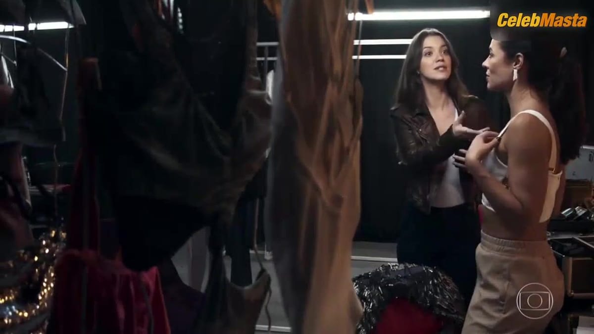 Paolla Oliveira's Booty in Swimsuit Scene, A Dona do Pedaco