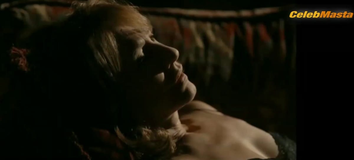 Nathalie Baye's Boobs Scene in Cliente