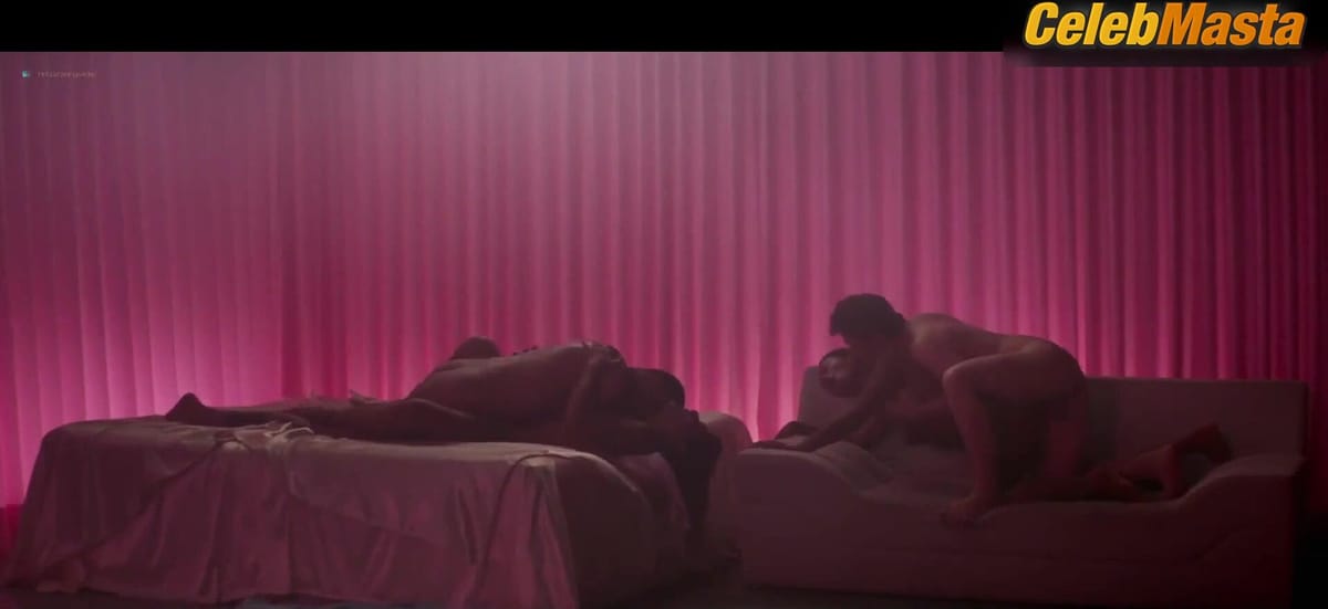 Dira Paes and Mariana Nunes' Ass, Tits Scene in Divine Love