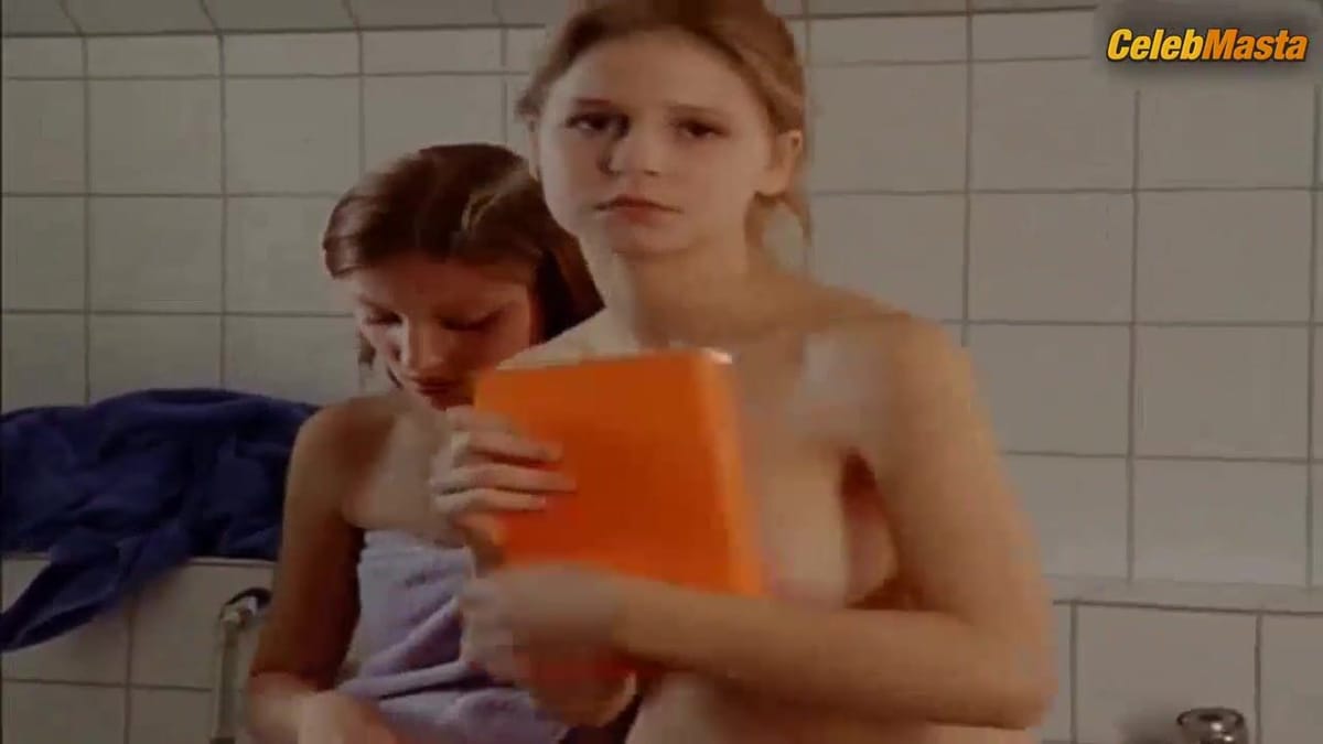 Alexandra Maria Lara Bares Breasts Scene in Mensch, Pia!