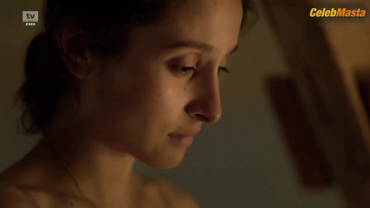 Sarah Perles Bares Breasts in a Scene from The Team