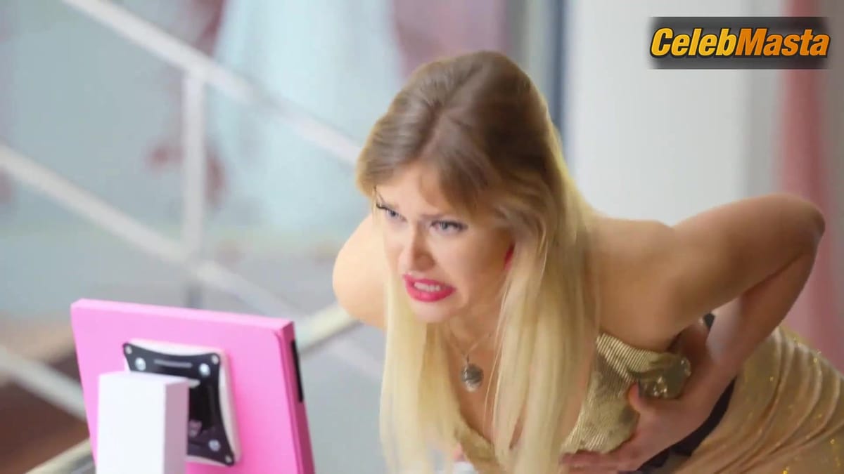 Wiktoria Gasiewska Bares Boobs Scene in Algorytm milosci