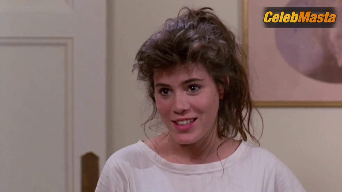 Julie K. Smith Flaunts Butt, Tits Scene in Pretty Smart