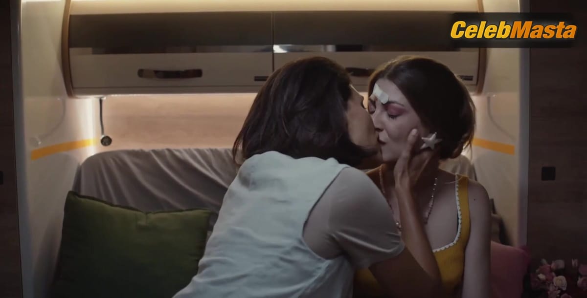 Giulia Bevilacqua and Chiara Francini Lesbian Sex Scene from Pare parecchio Parigi