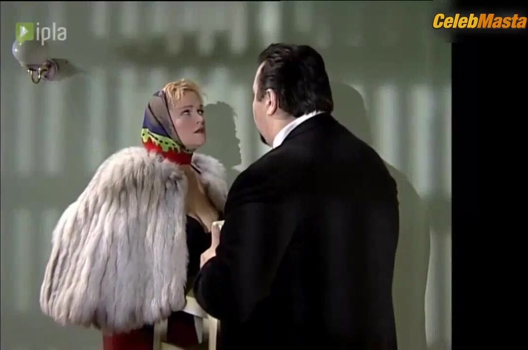 Katarzyna Figura Boobs Scene in Swiat Wedlug Kiepskich