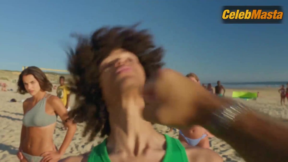 Sara Matos and Julia Palha's Bikini Scene in Sangue Oculto