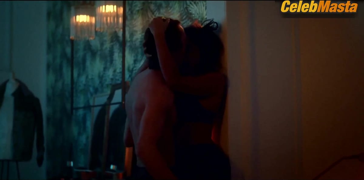 Sara Matos Shows Tits in O Clube Scene
