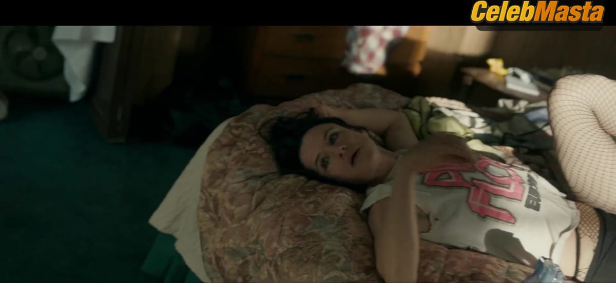 Juliette Lewis nude/sexy scene in Yellowjackets
