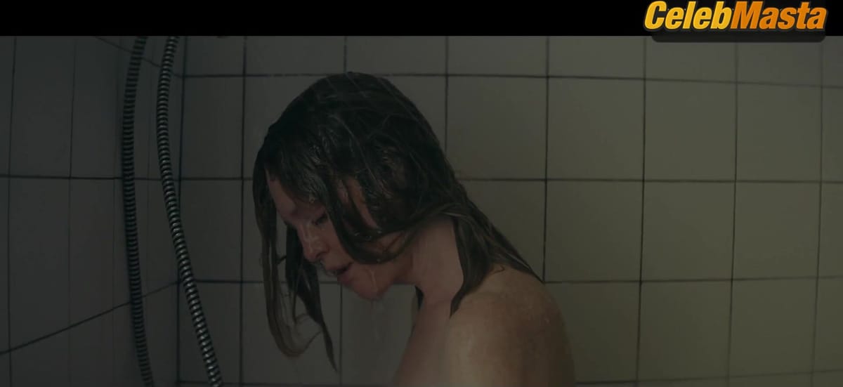 Julianne Moore Bares Her Tits in a Scene in Gloria Bell