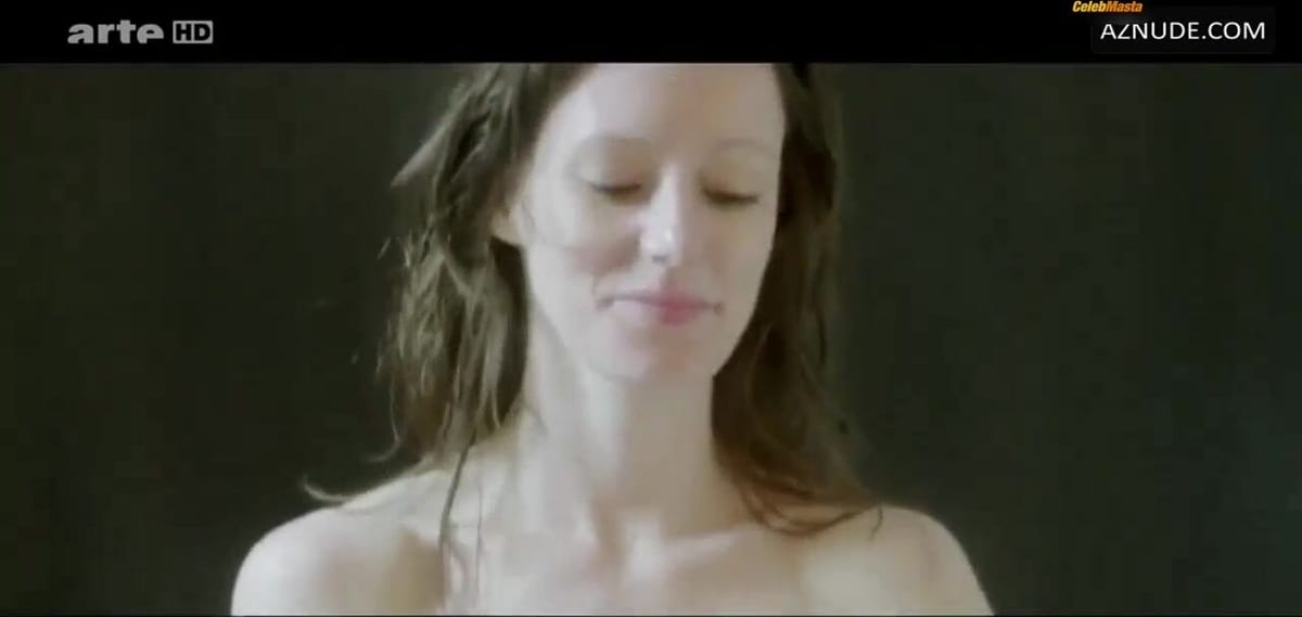 Lavinia Wilson's Lesbian Booty Scene in Schossgebete