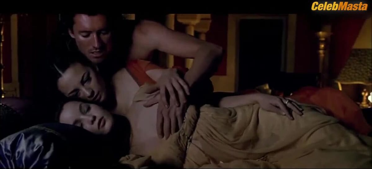 Leonor Watling and Esther Nubiola Lesbian, Tits Scene from Tirante El Blanco