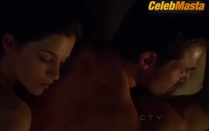 Jessica De Gouw's Alluring Scene in Arrow